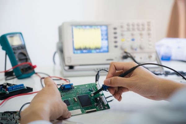 man fixing electronics 2021 08 31 06 47 13 utc 600x400 1